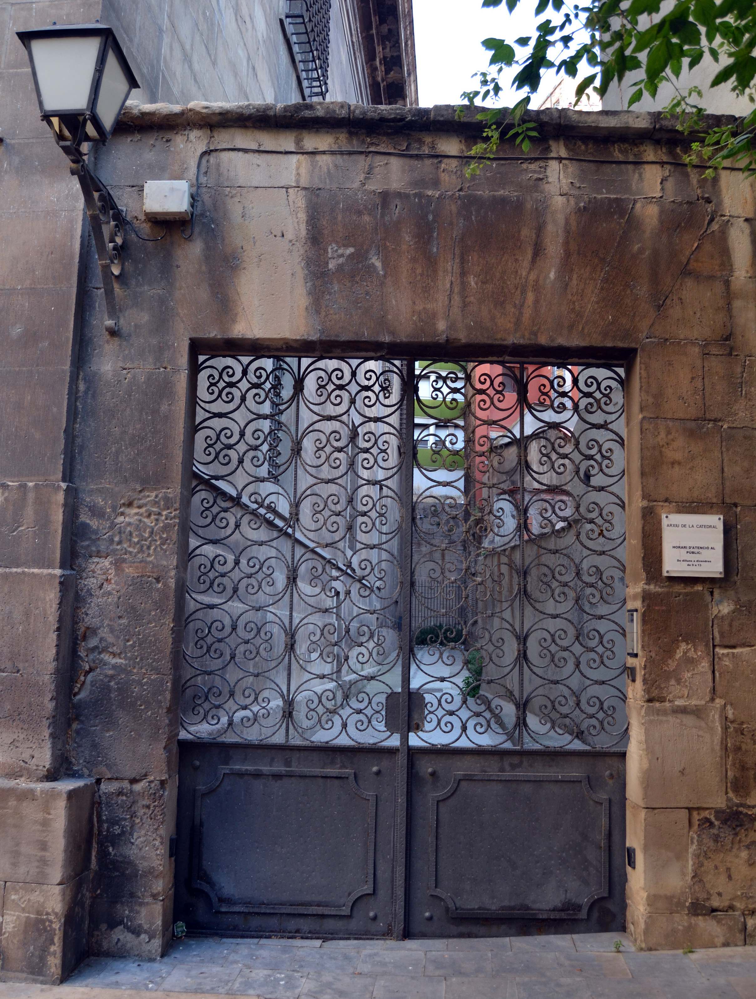 Acceso al archivo desde la calle Almodí Vell